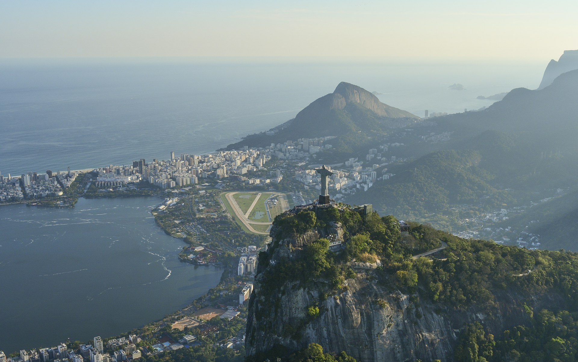 Vista aérea do Rio de Janeiro, com o mar, montanhas e bairros da cidade