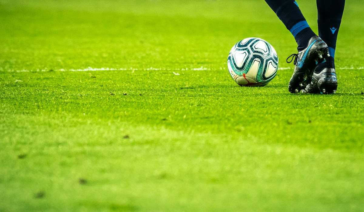 Futebol no gramado, uma das modalidades dos Jogos